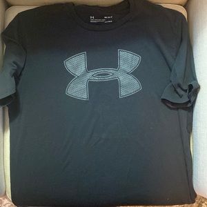 Men’s Medium Under Armour t-shirt with large logo on front. Black.
